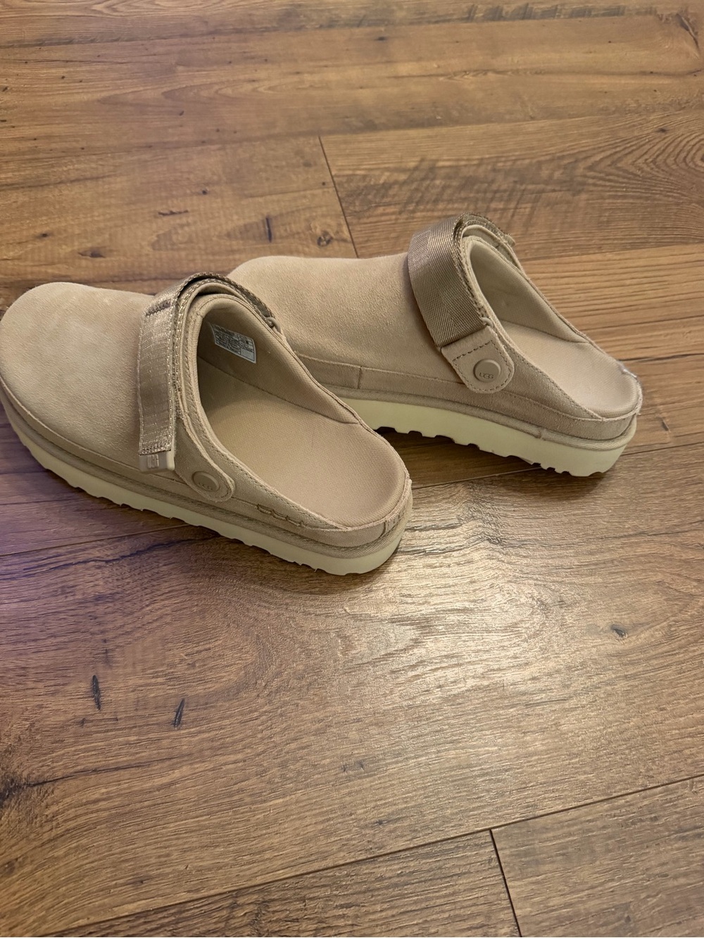 Ugg Goldenstar clogs
Size 8.5
Never worn